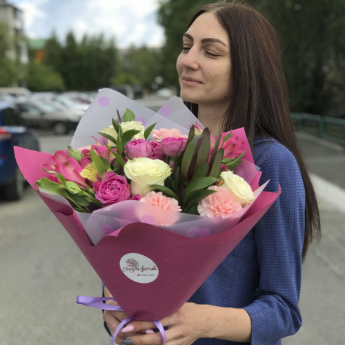 Роза и альстромерия "Нежный поцелуй"