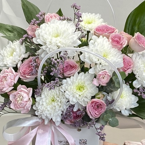 Композиция с кустовой хризантемой и розой "Лето в руках"